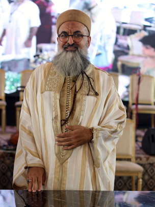 Photo du Cheikh en assise, assis au milieu des gens