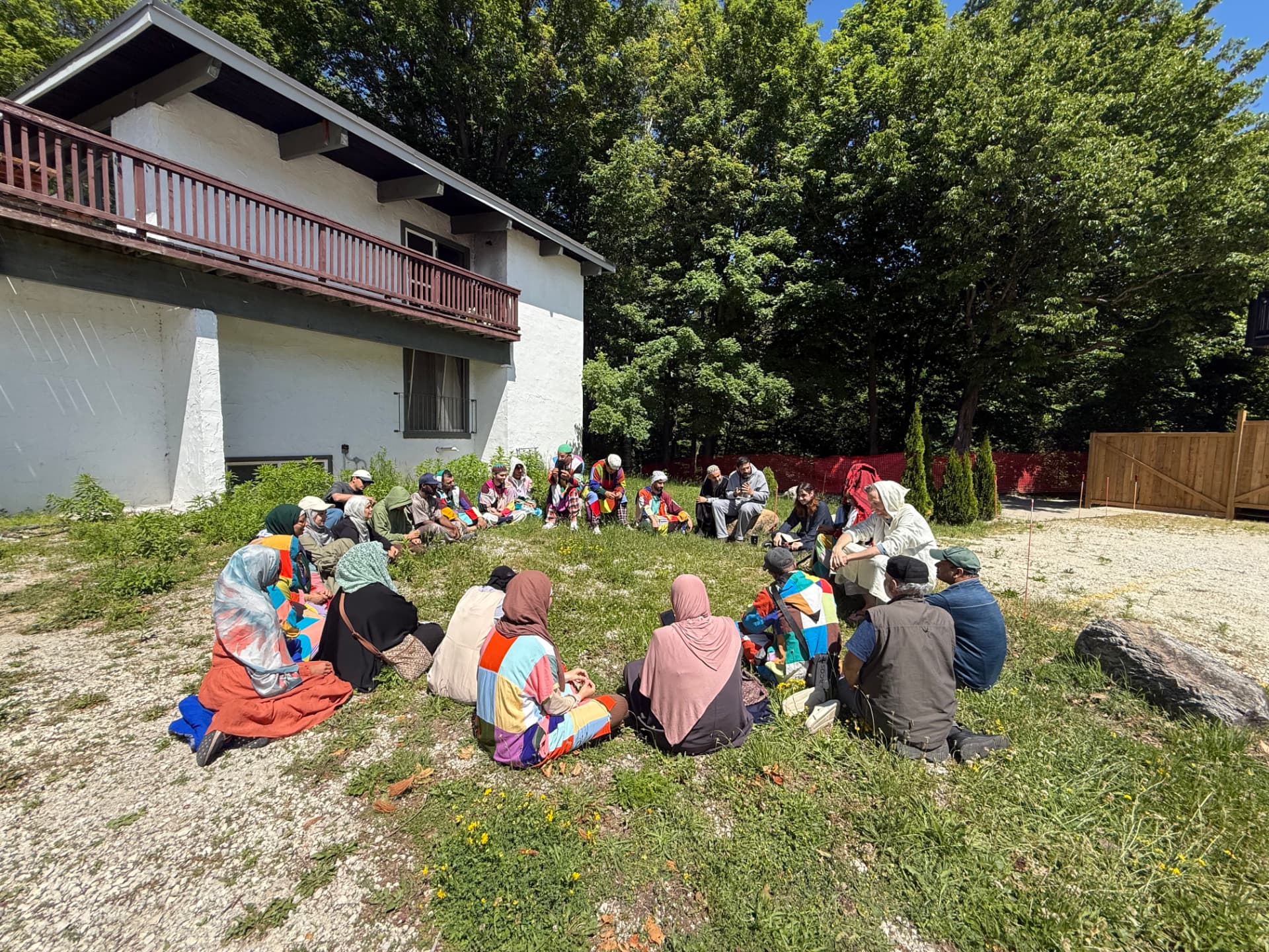 Le cercle d'enseignement dans l'herbe, près du chalet