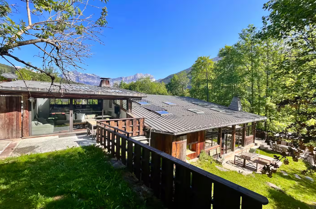 Vue extérieure du chalet dans les hauteurs de Chamonix