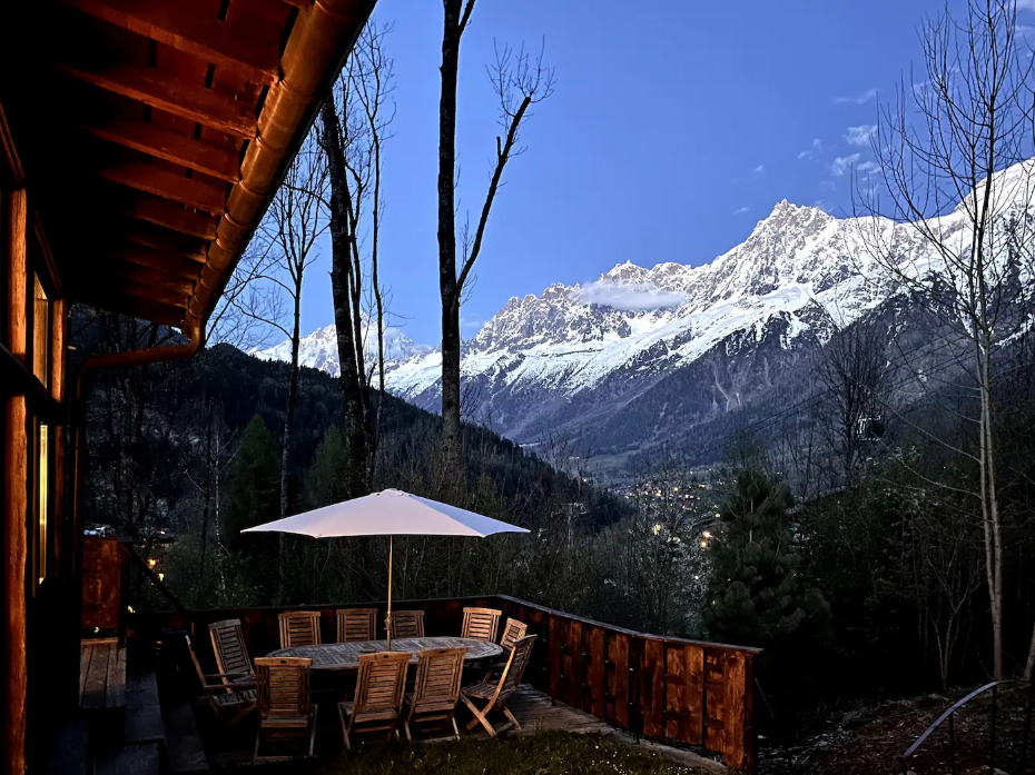 Terrasse au couchant face à la chaîne du Mont-Blanc