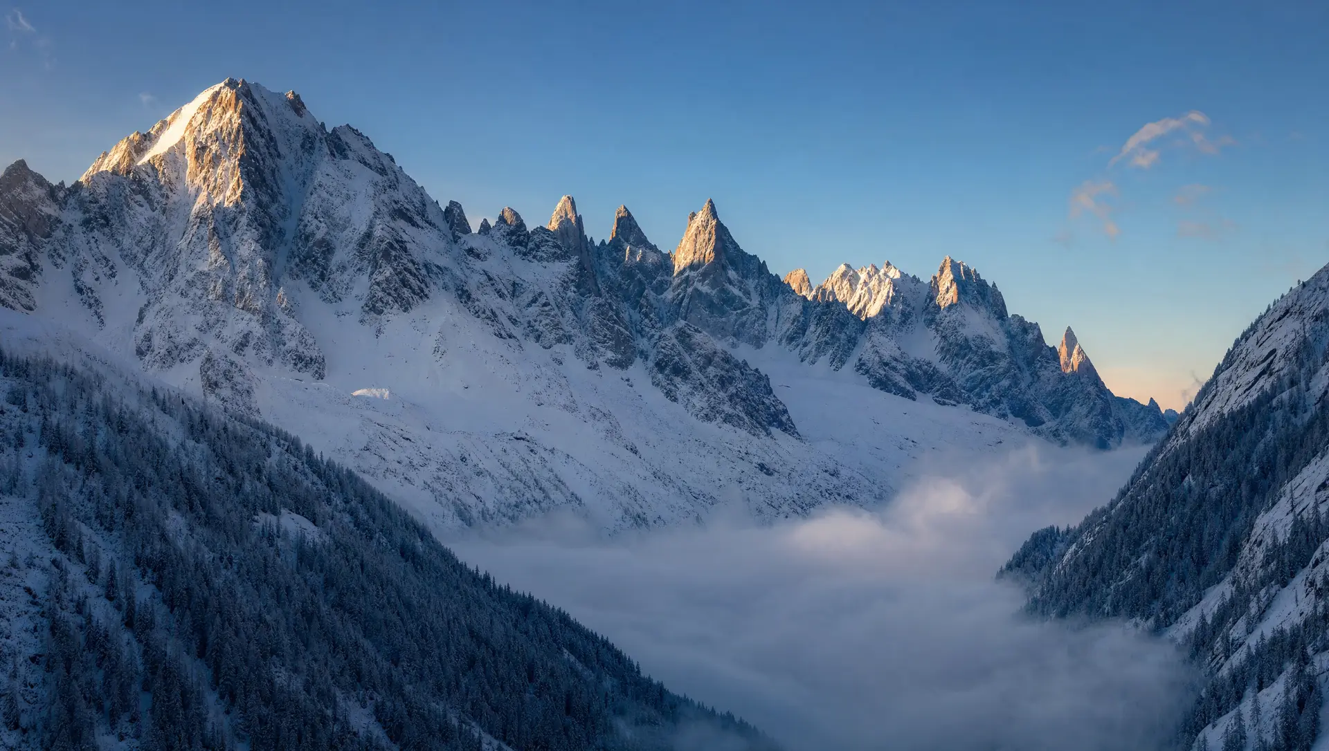 Sommets enneigés du massif du Mont-Blanc au lever du jour